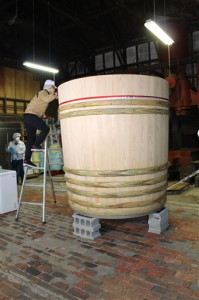 据え付けられた木桶。伝統のしょうゆ造りに活用される